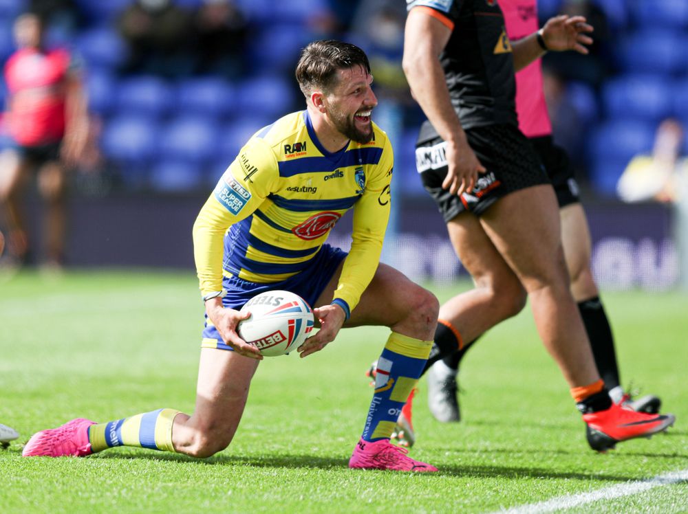 Warrington Wolves - Widdop hat-trick as Wire beat Cas